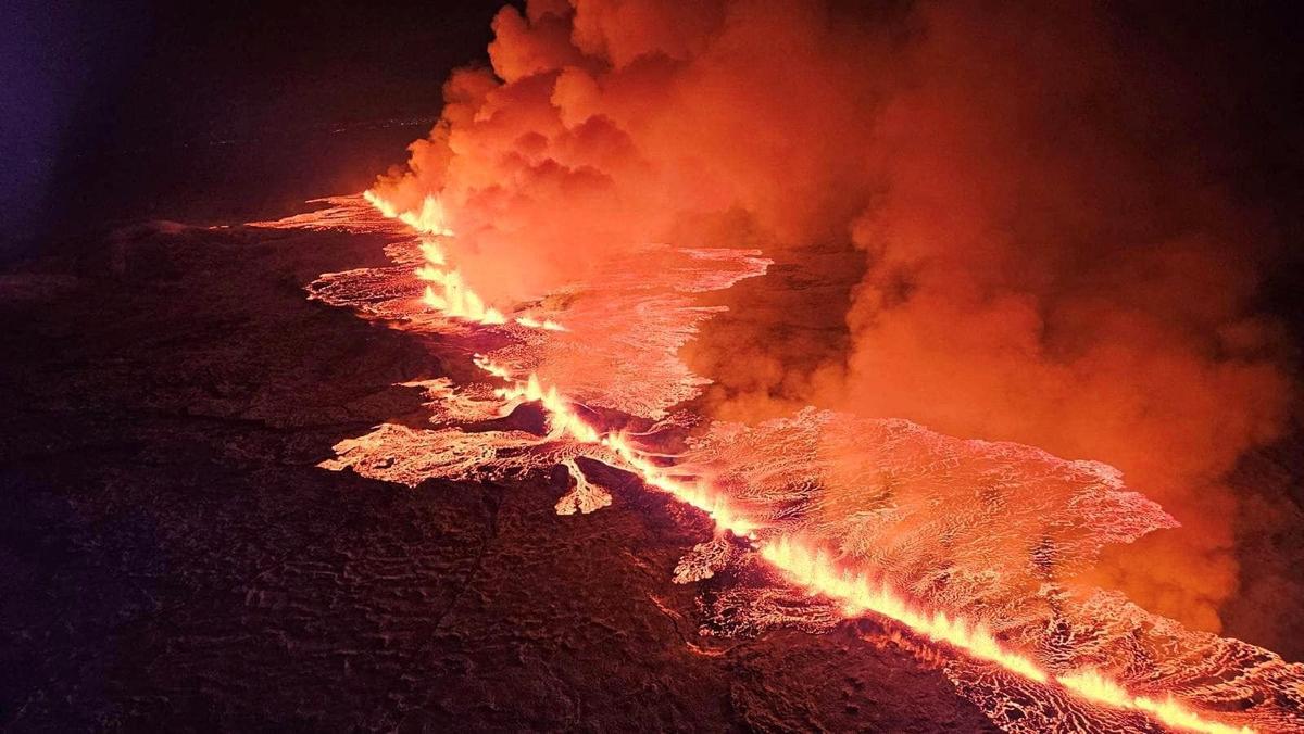Một ngọn núi lửa phun trào dung nham và khói tại Grindavik, Iceland, hôm 18/12/2023. (Cơ quan Bảo vệ Dân sự của Iceland/Tư liệu báo chí qua Reuters)