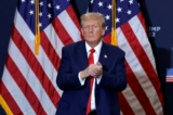 Cựu Tổng thống kiêm ứng cử viên tổng thống năm 2024 Donald Trump làm thế tay khi kết thúc một sự kiện tranh cử ở Waterloo, Iowa, hôm 19/12/2023. (Ảnh: Kamil Krzaczynski/AFP qua Getty Images)
