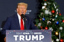 Ông Donald Trump, cựu Tổng thống và là ứng cử viên tổng thống năm 2024, nói tại một sự kiện tranh cử ở Waterloo, Iowa, hôm 19/12/2023. (Ảnh: Kamil Krzaczynski/AFP qua Getty Images)