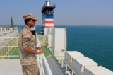 Một bức ảnh được chụp trong một chuyến tham quan được kiểm soát của phiến quân Houthi ở Yemen hôm 22/11/2023. Trong ảnh là một nhân viên an ninh trên tàu chở hàng Galaxy Leader. Tàu có gắn cờ Palestine và Yemen này bị các chiến binh Houthi bắt giữ hai ngày trước đó, tại một cảng trên Hồng Hải ở tỉnh Hodeida của Yemen. (Ảnh: -/AFP qua Getty Images)