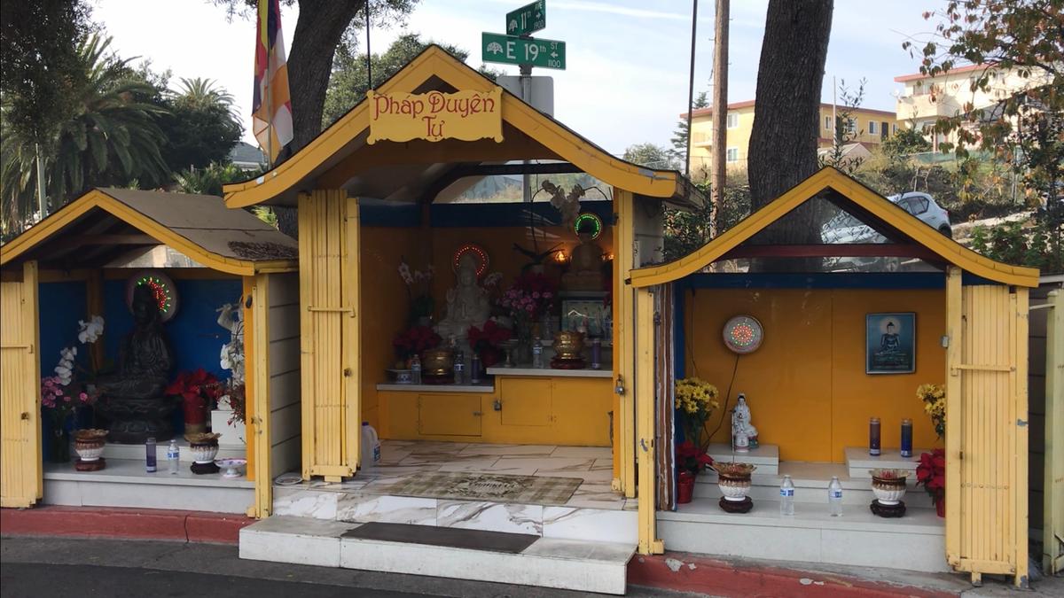 Mặt trước của Phật điện ở góc Đại lộ 11 và Đường 19 ở Oakland, California, hôm 05/12/2023. (Ảnh: Helen Billings/The Epoch Times)