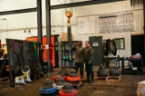 Giám sát cửa hàng Frank Parris (trái), và anh Igor, một công nhân ‘tạm tha nhân đạo’ người Ukraine không muốn trò chuyện với The Epoch Times, kiểm tra hàng tồn kho tại SandPro LLC ở Berthold, North Dakota, hôm 19/12/2023. (Ảnh: Madalina Vasiliu/The Epoch Times)