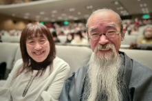 Ông Hiroshi (Phải) và phu nhân Noriko Takamatsu tại buổi biểu diễn Nghệ thuật Biểu diễn Shen Yun tại Trung tâm Hội nghị Nagoya, hôm 23/12/2023. (Ảnh: Terada Lingping/The Epoch Times)