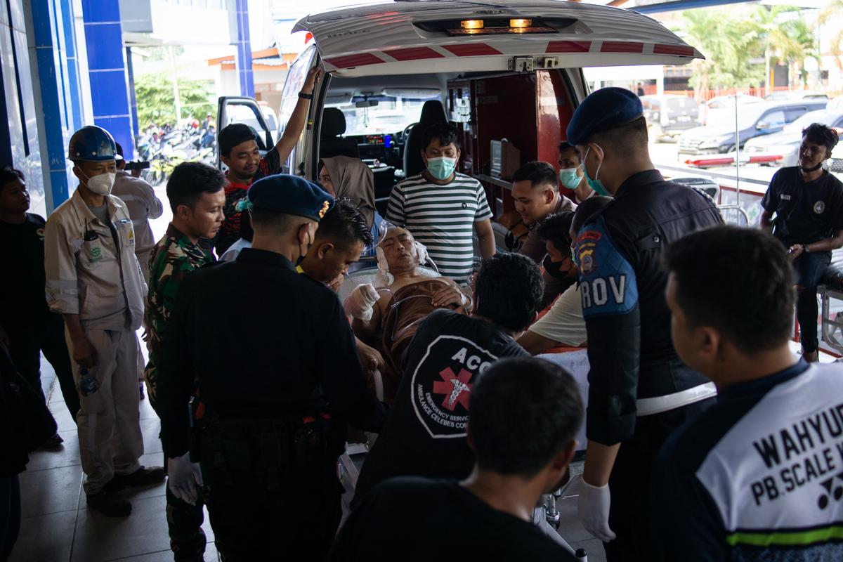 Một công nhân Trung Quốc bị thương trong vụ nổ lò luyện niken được đưa đến Bệnh viện Đa khoa Khu vực Morowali ở tỉnh Trung Sulawesi, hôm 24/12/2023. (Ảnh: STR/AFP qua Getty Images)