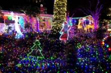 Ngôi nhà của bà Terri Perez, “Quý bà Đèn Giáng Sinh” với đồ trang trí Giáng Sinh ở Danville, California, hôm 19/12/2023. (Ảnh: Helen Billings/The Epoch Times)