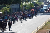 Người di cư đi bộ dọc theo một xa lộ ở Huixtla, Mexico, hôm 25/12/2023. (Ảnh: Edgar H. Clemente/AP Photo)