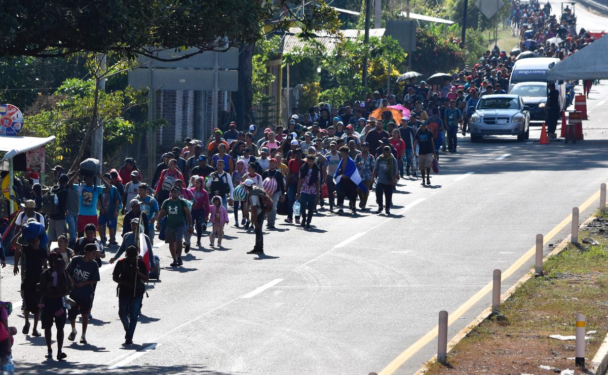 Người di cư đi bộ dọc theo một xa lộ ở Huixtla, Mexico, hôm 25/12/2023. (Ảnh: Edgar H. Clemente/AP Photo)