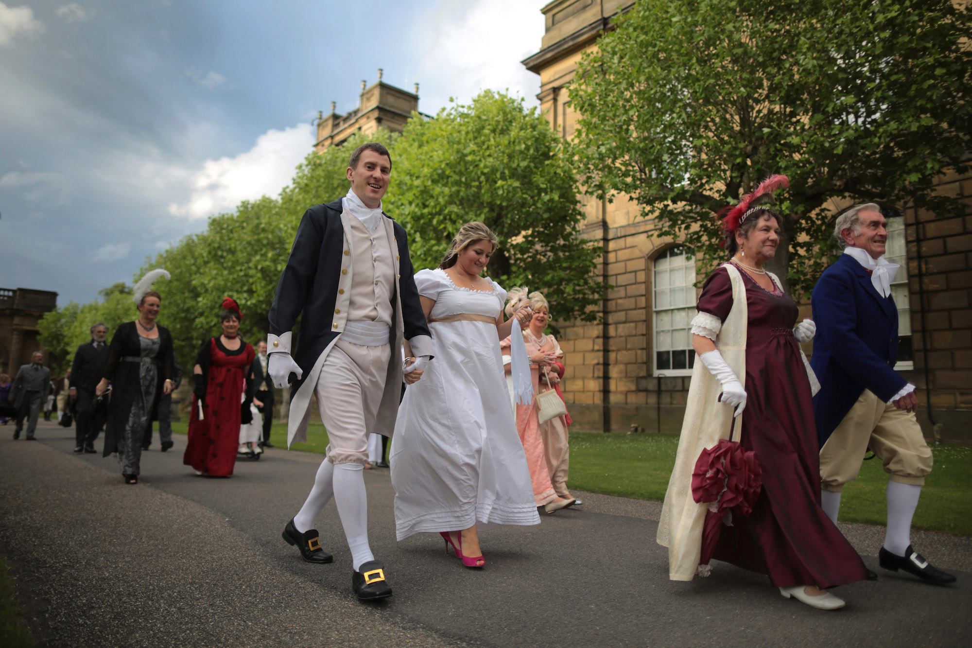 Những vị khách hóa trang đến dự vũ hội Kiêu hãnh và Định kiến tại Dinh thự Chatsworth ở Derbyshire Dales, Anh quốc, ngày 22/06/2013. Sự kiện này được tổ chức nhằm kỷ niệm 200 năm ngày xuất bản cuốn sách “Kiêu hãnh và Định kiến” (Pride and Prejudice) của tiểu thuyết gia Jane Austen. (Ảnh: Christopher Furlong/Getty Images)