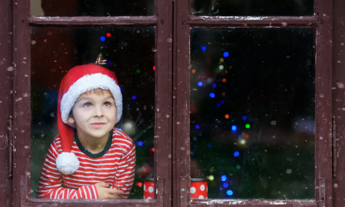 Đối với nhiều trẻ em, ông già Noel là một trong những nhân vật sớm nhất và có sức ảnh hưởng nhất hiện diện kỳ diệu trong cuộc đời các em. (Tomsickova Tatyana/Shutterstock)
