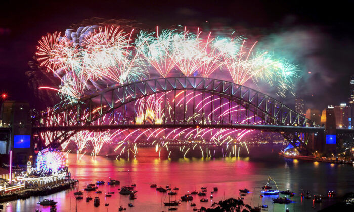 Pháo hoa thắp sáng bầu trời trên Cầu Cảng Sydney trong lễ đón giao thừa ở Sydney, Australia, ngày 01/01/2022. (Ảnh: Mark Evans/Getty Images)