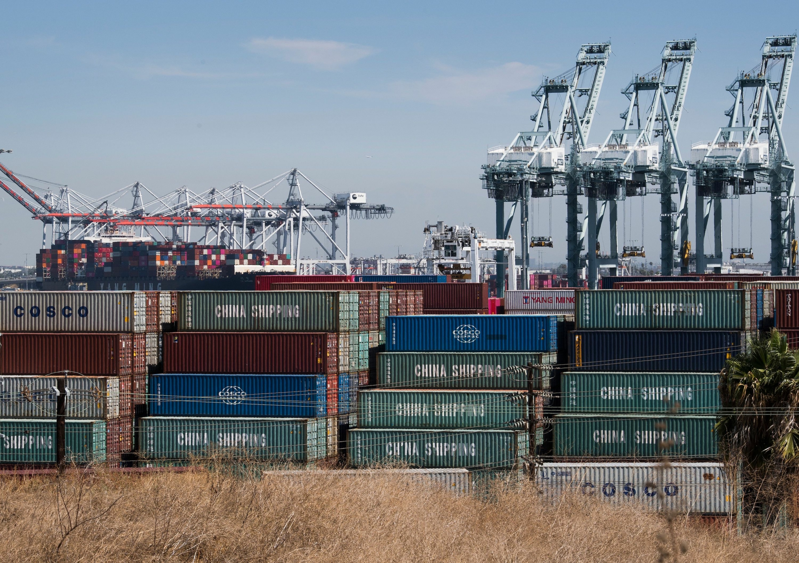 Các container vận chuyển từ Trung Quốc và các nước Á Châu khác được dỡ xuống tại cảng Los Angeles ở Long Beach, California, hôm 14/09/2019. (Ảnh: Mark Ralston/AFP/Getty Images)