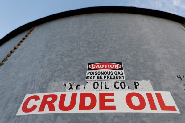 Nhãn dòng chữ “dầu thô” dán trên một bể chứa ở lưu vực Permian ở Mentone, Loving County, Texas, hôm 22/11/2019. (Ảnh: Ảnh tư liệu/Angus Mordant/Reuters)