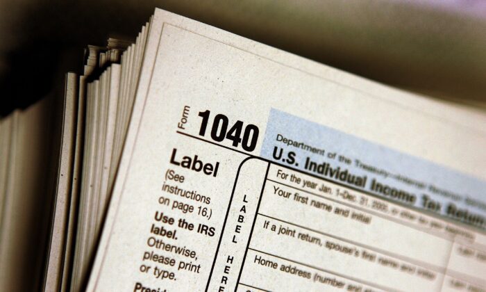 Một chồng tờ khai thuế thu nhập cá nhân mẫu 1040 cho năm 2005 tại Thư viện Công cộng Des Plaines ở Des Plaines, Illinois, hôm 23/03/2006. (Ảnh: Tim Boyle/Getty Images)