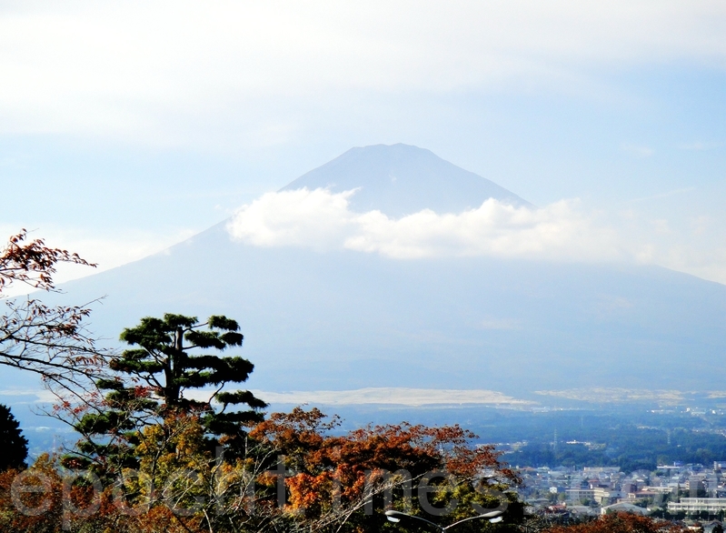 Quang cảnh núi Phú Sĩ từ công viên Heiwa. (Ảnh: Lam Hải/Epoch Times)