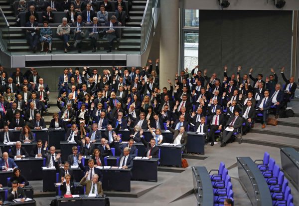 Các thành viên của đảng chống nhập cư Con đường khác cho nước Đức (AfD) bỏ phiếu trong phiên họp toàn thể đầu tiên của Hạ viện Đức sau cuộc tổng tuyển cử ở Berlin, Đức, vào ngày 24/10/2017. (Ảnh: Fabrizio Bensch/Reuters)