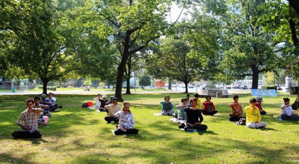 Các học viên Pháp Luân Đại Pháp thiền định tại công viên Queen ở Toronto vào tháng 09/2017. Tác giả đã nhập cư đến Canada năm 2008. (Ảnh: Minghui.org)