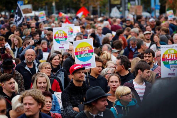 Người dân phản đối cuộc biểu tình của Đảng Sự lựa chọn Thay thế cho nước Đức (AfD) có lập trường chống nhập cư tại Chemnitz, Đức, vào ngày 01/09/2018. (Ảnh: Hannibal Hanschke/Reuters)