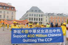 Các học viên Pháp Luân Đại Pháp cầm một tấm biểu ngữ chúc mừng 400 triệu người Trung Quốc đã thoái xuất khỏi ĐCSTQ như một phần của phong trào Thoái Đảng ở Trung Quốc, trong một buổi diễn hành qua trung tâm Warsaw, Ba Lan, vào ngày 09/09/2022. (Ảnh: Mihut Savu/The Epoch Times)