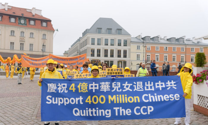 Các học viên Pháp Luân Đại Pháp cầm một tấm biểu ngữ chúc mừng 400 triệu người Trung Quốc đã thoái xuất khỏi ĐCSTQ như một phần của phong trào Thoái Đảng ở Trung Quốc, trong một buổi diễn hành qua trung tâm Warsaw, Ba Lan, vào ngày 09/09/2022. (Ảnh: Mihut Savu/The Epoch Times)