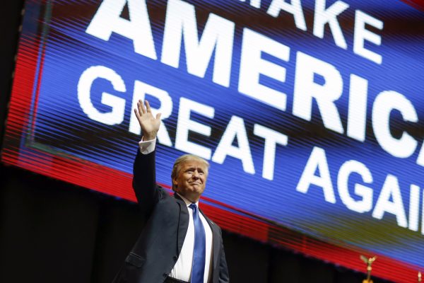 Ứng cử viên tổng thống của Đảng Cộng Hòa, doanh nhân Donald Trump, vẫy tay chào khi ông đến tham dự một cuộc vận động tranh cử ở Manchester, New Hampshire, vào ngày 08/02/2016. (Ảnh: David Goldman/AP Photo)