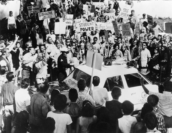 Tình trạng bất ổn và cách mạng văn hóa ở Mỹ vào những năm 1960 là một làn sóng văn hóa báo trước các sự kiện ngày nay. Những người biểu tình chống chiến tranh Việt Nam vây quanh xe cảnh sát bên ngoài Đại hội Quốc gia Đảng Dân Chủ năm 1968 ở Chicago. (Ảnh: Hulton Archive/Getty Images)