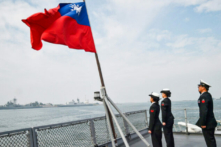 Các thủy thủ Đài Loan đứng chào cờ trước quốc kỳ trên boong tàu tiếp tế Bàn Thạch sau khi tham gia cuộc tập trận thường niên tại căn cứ hải quân Tả Doanh ở Cao Hùng, Đài Loan, vào ngày 31/01/2018. (Ảnh: Mandy Cheng/AFP qua Getty Images)