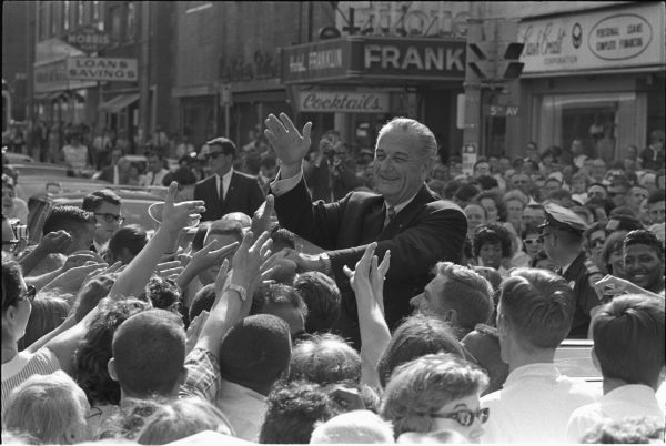 Tổng thống Lyndon B. Johnson bắt tay đám đông người ủng hộ vào ngày 30/06/1966. (Ảnh: Tài sản công)