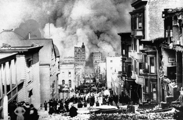 San Francisco bị tàn phá bởi động đất và hỏa hoạn lớn vào ngày 18/04/1906. Thiệt hại tài sản lên tới gần 350 triệu USD. Hơn 60.000 tòa nhà, một nửa trong số đó là nhà ở, bị phá hủy hoặc bốc cháy. Khoảng 265,000 trong số 360,000 cư dân đã bị thành người vô gia cư. (Ảnh AP/Arnold Genthe)