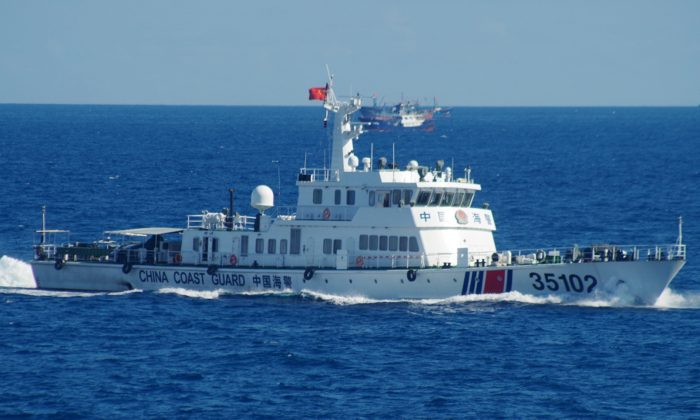 Một tàu hải cảnh Trung Quốc đi gần các đảo tranh chấp ở Biển Hoa Đông vào ngày 06/08/2016. (Ảnh: Trụ sở Hải Cảnh Khu vực thứ 11 qua AP)