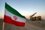 Một lá cờ Iran được chụp gần một phi đạn trong cuộc tập trận quân sự với sự tham gia của các đơn vị Phòng không Iran tại Iran vào ngày 19/10/2020. (Ảnh: Thông Tấn Xã Tây Á qua REUTERS)