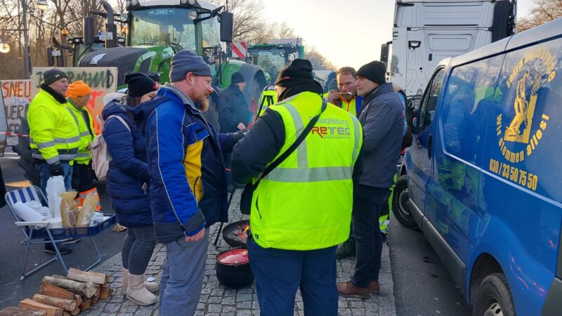 Nông dân và các công ty vận tải cùng nhau biểu tình trên đường phố trước Cổng Brandenburg, Berlin, Đức hôm 10/01/2024. (Ảnh: Erik Rusch/Epoch Times)