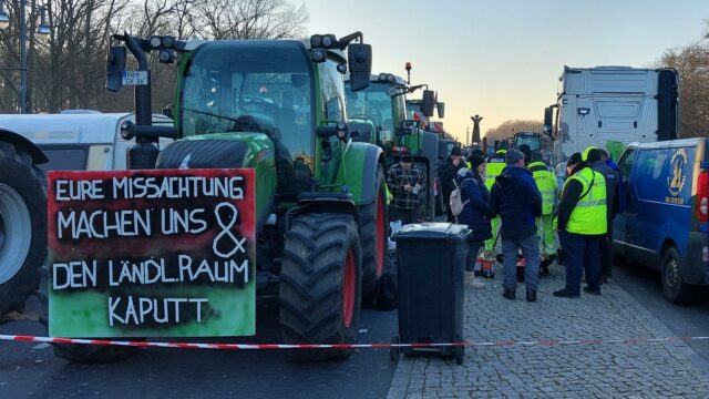 Khoảng 50 máy kéo đậu trên đường trước Cổng Brandenburg trong cuộc biểu tình hôm 10/01/2024. (Ảnh: Erik Rusch/Epoch Times)