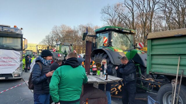 Một cuộc tụ tập nhỏ trong cuộc biểu tình của nông dân và các nhóm nghề nghiệp khác hôm 10/01/2024 trên đường Straße des 17. Juni trước Cổng Brandenburg. (Ảnh: Erik Rusch/Epoch Times)