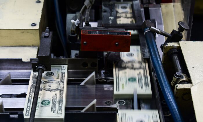 Các tập tiền 20 USD mới in được xử lý để đóng gói tại Cục Ấn loát của Bộ Ngân khố Hoa Kỳ ở Hoa Thịnh Đốn, hôm 20/07/2018. (Ảnh: Eva Hambach/AFP qua Getty Images)