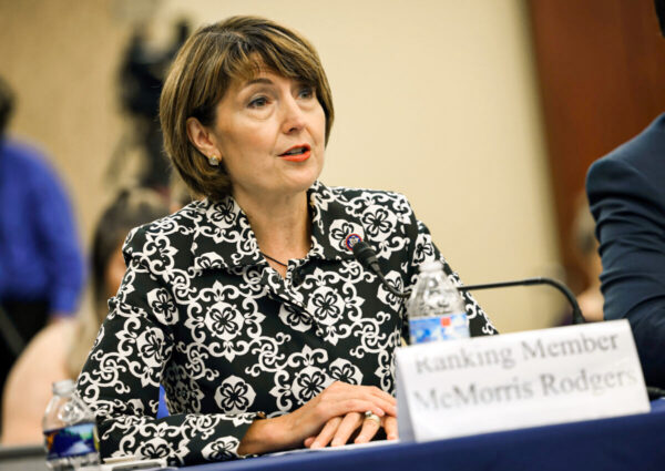 Dân biểu Cathy McMorris Rodgers (Cộng hòa-Washington) cho lời khai trong một diễn đàn về nguồn gốc của virus COVID-19 do Đảng Cộng Hòa lãnh đạo tại Tòa nhà Quốc hội Hoa Kỳ ở Thủ đô Hoa Thịnh Đốn, vào ngày 29/06/2021. (Ảnh: Kevin Dietsch/Getty Images)