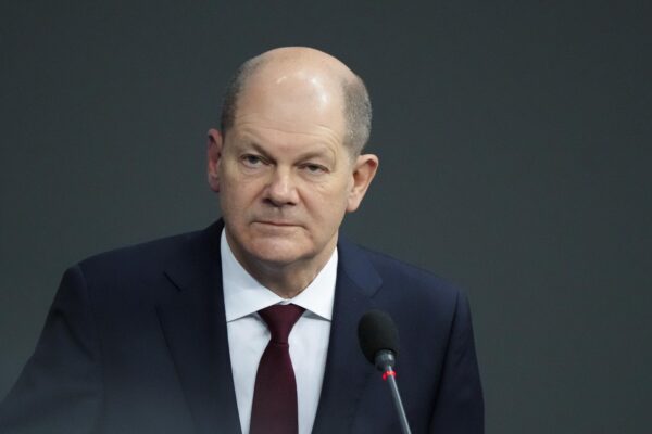 Thủ tướng Đức Olaf Scholz trả lời các câu hỏi trong một phiên họp của Hạ nghị viện ở Berlin, Đức, vào ngày 12/01/2022. (Ảnh: Markus Schreiber/AP Photo)