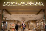 Một người đàn ông bước vào cửa hàng Dolce & Gabbana ở Bắc Kinh ngày 22/11/2018. (Ảnh: Nicolas Asfouri/AFP/Getty Images)