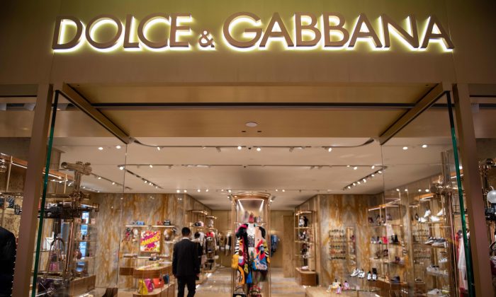 Một người đàn ông bước vào cửa hàng Dolce & Gabbana ở Bắc Kinh ngày 22/11/2018. (Ảnh: Nicolas Asfouri/AFP/Getty Images)