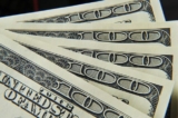 Cận cảnh một số tờ 100 USD ở Hoa Thịnh Đốn hôm 07/12/2010. (Ảnh: Paul J. Richards/Getty Images)