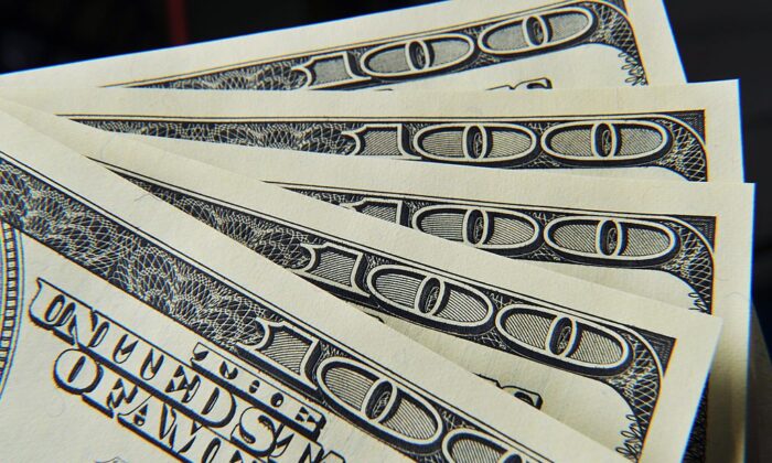 Cận cảnh một số tờ 100 USD ở Hoa Thịnh Đốn hôm 07/12/2010. (Ảnh: Paul J. Richards/Getty Images)