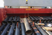 Công nhân đang chất các đường ống sẽ được xuất cảng sang châu Phi lên boong tàu tại một cảng ở Thanh Đảo, tỉnh Sơn Đông, miền đông Trung Quốc vào ngày 01/04/2019. (Ảnh: STR/AFP/Getty Images)