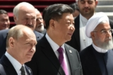 Tổng thống Vladimir Putin của Nga, lãnh đạo Tập Cận Bình của Trung Quốc, và Tổng thống Hassan Rouhani của Iran tản bộ trong khi tham gia một cuộc họp Hội đồng Nguyên thủ Quốc gia của Tổ chức Hợp tác Thượng Hải (SCO) tại Bishkek vào ngày 14/06/2019. (Ảnh: Vyacheslav Oseledko/AFP/Getty Images)