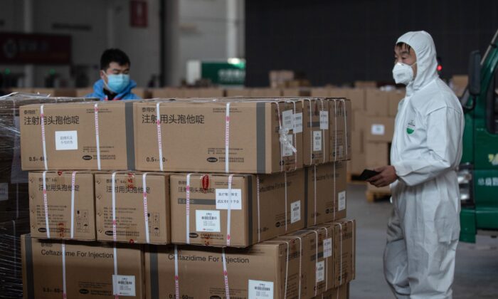 Các nhân viên và tình nguyện viên chuyển vật dụng y tế tại một nhà kho ở Vũ Hán vào ngày 04/02/2020. (Ảnh: AFP qua Getty Images)