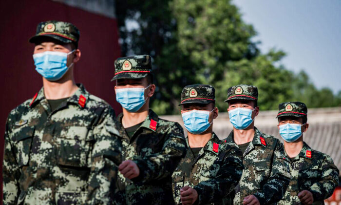 Các binh sĩ của Quân Giải phóng Nhân dân Trung Quốc tuần hành cạnh lối vào Tử Cấm Thành ở Bắc Kinh, vào ngày 22/05/2020. (Ảnh: Nicolas Asfouri/AFP qua Getty Images)