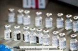 Các ống và lọ vaccine Pfizer-BioNTech COVID-19 được chuẩn bị cho buổi chích ngừa bổ sung tại thành phố Reno, tiểu bang Nevada, ngày 17/12/2020. (Ảnh: Patrick T. Fallon / AFP qua Getty Images)