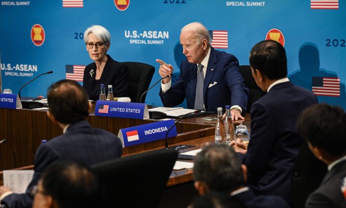Tổng thống Hoa Kỳ Joe Biden tham gia Hội nghị thượng đỉnh đặc biệt Hoa Kỳ-ASEAN tại Bộ Ngoại giao Hoa Kỳ ở Hoa Thịnh Đốn hôm 13/05/2022. (Ảnh: Brendan Smialowski/AFP qua Getty Images)