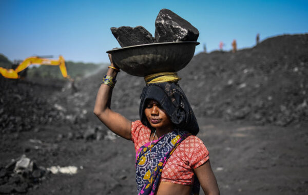 Công nhân mang than gần một mỏ ở Sonbhadra, Uttar Pradesh, Ấn Độ, hôm 23/11/2021. (Ảnh: Ritesh Shukla/Getty Images)