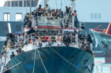 Khoảng 700 người xin tị nạn đến cảng Catania, Ý, vào ngày 12/04/2023. (Ảnh: Fabrizio Villa/Getty Images)