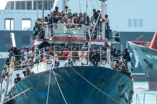 Khoảng 700 người xin tị nạn đến cảng Catania, Ý, vào ngày 12/04/2023. (Ảnh: Fabrizio Villa/Getty Images)