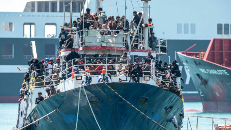 Khoảng 700 người xin tị nạn đến cảng Catania, Ý, vào ngày 12/04/2023. (Ảnh: Fabrizio Villa/Getty Images)